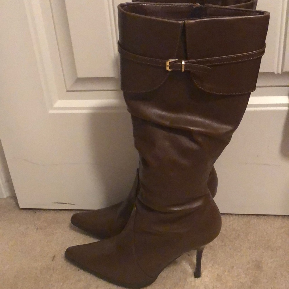 Knee boots